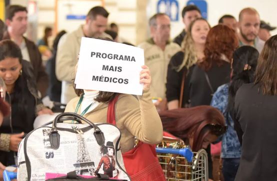 Mais Médicos: cubanos entram na Justiça por salário integral e direito de ficar no país